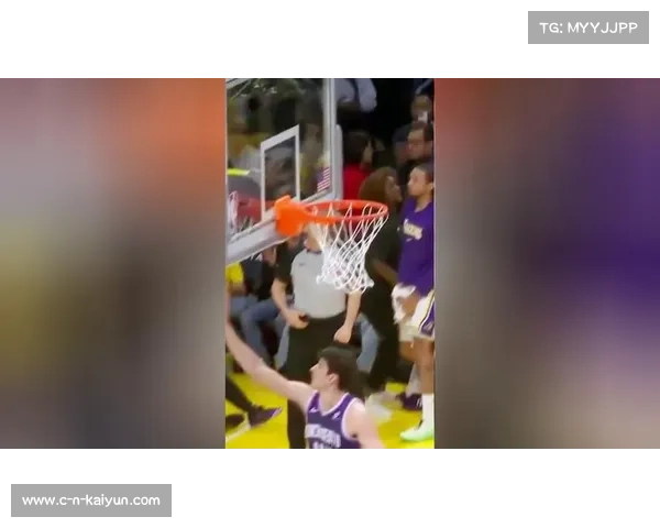 詹姆斯晃开邓罗命中三分,东契奇艾顿空接暴扣成全场亮点